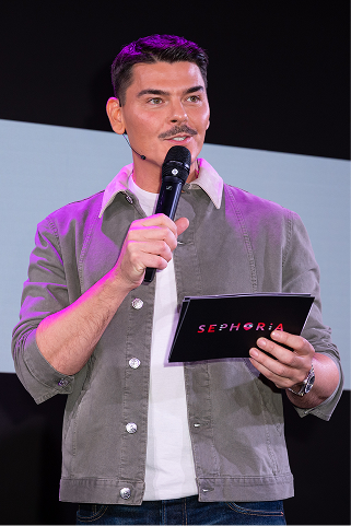 Mario Dedivanovic presenting at the Sephora Prize ceremony
