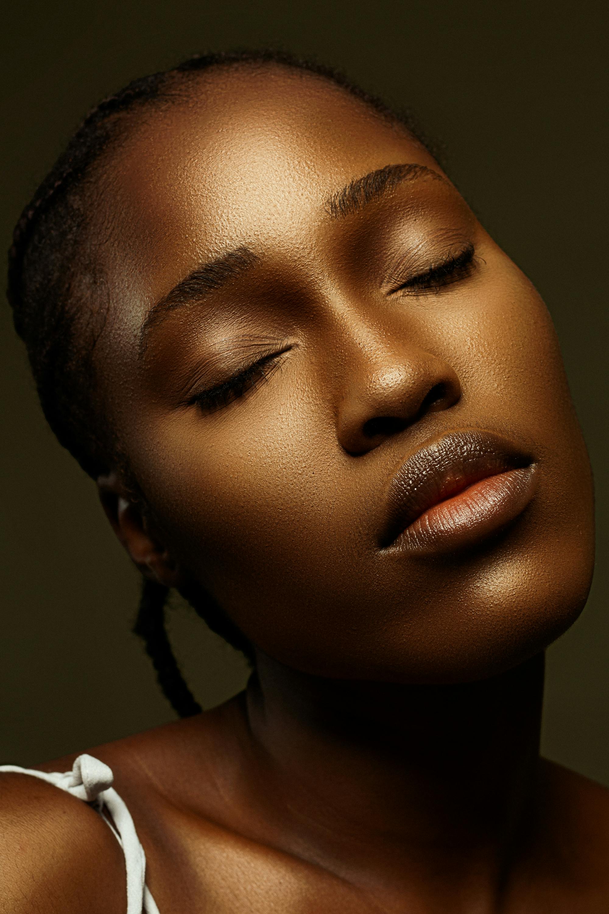 Beauty portret s toplim svjetlom i sjajnim tenom